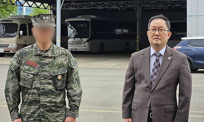 22일 경북경찰청 형사기동대에 출두한 해병대 제1사단 제7포병 대대장과 김경호 변호사가 기자회견을 하고 있다. 이날 이들은 지난해 예천군 수해로 순직한 채상병 사건과 관련해 경찰 수사를 받는다. 연합뉴스