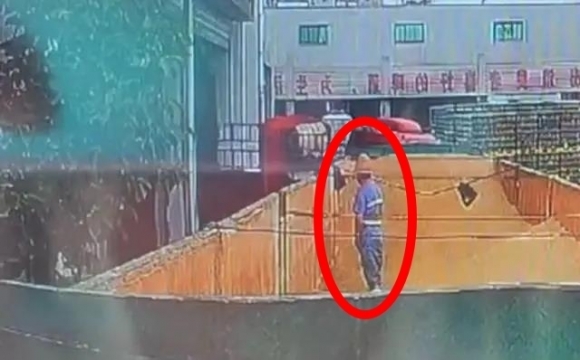 2023년 11월 칭다오 맥주 3공장에서 하역이 완료된 트럭에 방뇨 중인 직원의 모습을 담은 영상이 SNS에 폭로됐다. 홍성신문 캡처