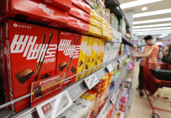 롯데, 초콜릿 제품 17종 평균 12% 인상키로 - 서울 한 대형마트에 진열된 롯데의 초콜릿 제품들. 2024.4.18  연합뉴스