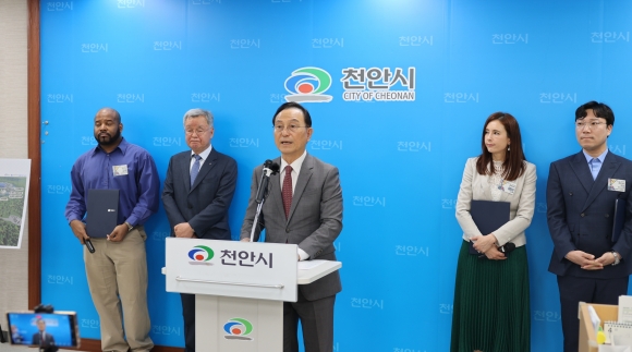 박상돈 천안시장이 22일 ‘2024 천안 K-컬처 박람회’ 를 앞두고 언론 브리핑을 하고 있다. 시 제공