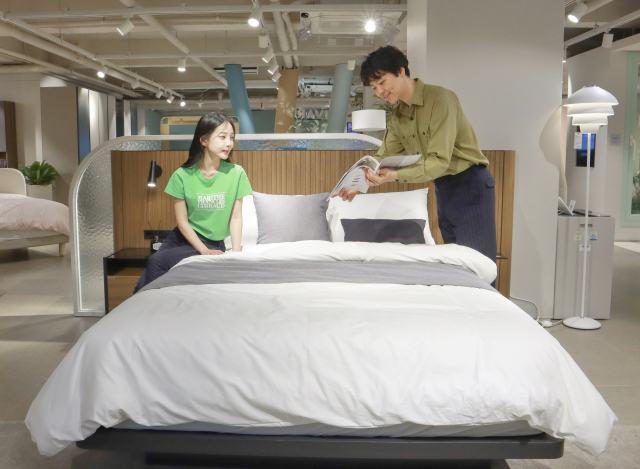 서울 강남구 리바트토탈 강남 매장에서 직원이 고객에게 신제품 침대 '에스테틱 더 블렌딩'을 소개하고 있다. 사진 제공=현대리바트