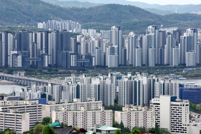 남산에서 바라본 서울 시내에 아파트 단지들이 빼곡하게 들어서 있다. 연합뉴스