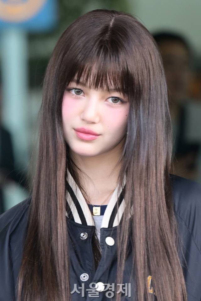 그룹 뉴진스(New Jeans) 다니엘이 22일 오후 글로벌 명품 브랜드 행사 참석 차 인천국제공항 제2여객터미널을 통해 대만으로 출국하고 있다. 김규빈 기자 2024.04.22