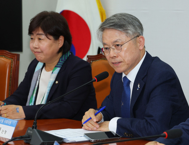 민형배(오른쪽) 단장이 22일 오후 국회 더불어민주당 당대표실에서 열린 정치검찰사건조작 특별대책단 출범식에서 발언하고 있다. 연합뉴스