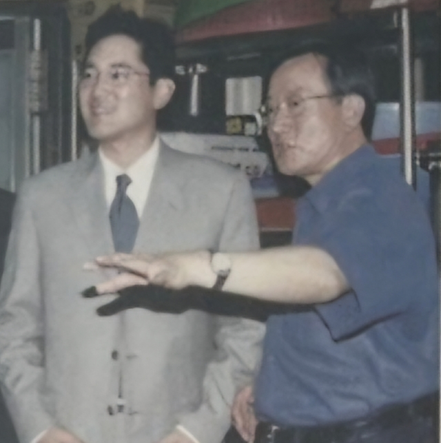 이재용 삼성전자 회장(당시 상무)과 선우경식 요셉의원 원장. 사진 제공=위즈덤하우스 도서