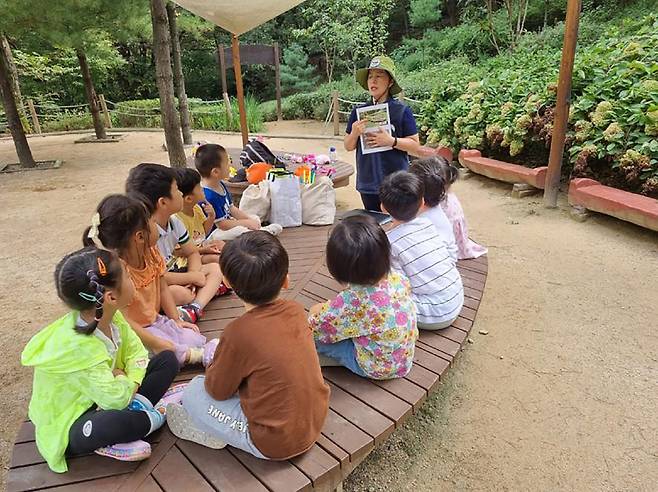 성남시가 지난해 9월 위례공원에서 진행한 유아 숲 체험 '숲속 자연 미술 숲' ⓒ성남시 제공