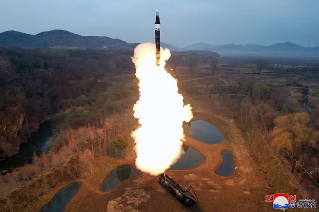 김정은 북한 국무위원장이 새로 개발한 극초음속 활공비행 전투부를 장착한 새형의 중장거리 고체 탄도미사일 '화성포-16나' 형의 첫 시험발사를 지난 2일 현지 지도했다고 조선중앙통신이 3일 보도했다. ⓒ연합뉴스