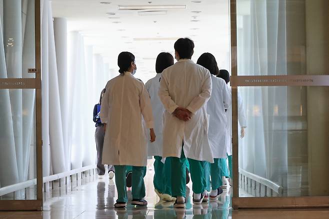 의정갈등이 좁혀지지 않고있는 가운데 22일 서울 시내 한 대학병원에서 의료진이 이동하고 있다. ⓒ연합뉴스