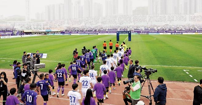 수원 삼성과 FC안양 선수들이 21일 안양종합운동장에서 열린 K리그2 ‘지지대더비’를 앞두고 입장하고 있다. 프로축구연맹 제공
