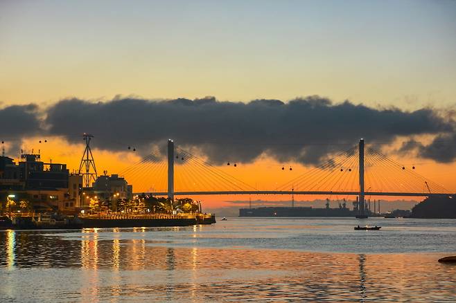이른 아침 여수항에서 바라본 아파트와 거북선대교