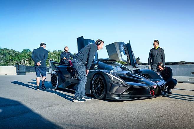 부가티 볼라이드와 엔지니어들