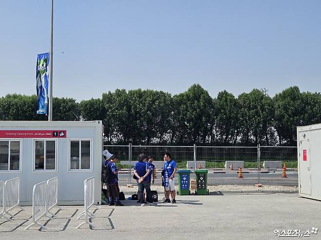 경기 시작 2시간 전 자심 빈 하마드 스타디움을 찾은 일본 팬들. 이번 대회는 다른 대회들에 비해 관중 동원력이 약하다. 사진 알라이얀, 김환 기자