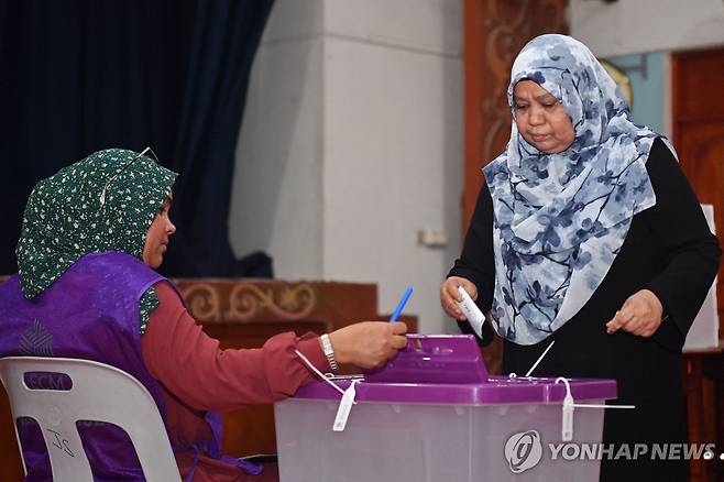 몰디브 수도 말레서 투표하는 유권자 [AFP 연합뉴스 자료사진. 재판매 및 DB 금지]