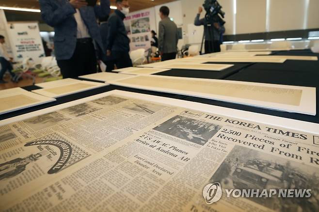 영어로 빼곡히 적힌 1980년 5월의 증언 2020년 5월 12일 오전 광주 동구 옛 전남도청 별관 1층에서 5·18 당시 광주를 취재한 AP통신 기자 테리 앤더슨(Terry A. Anderson)의 기사 원본 등이 공개돼 있다. [연합뉴스 자료사진]