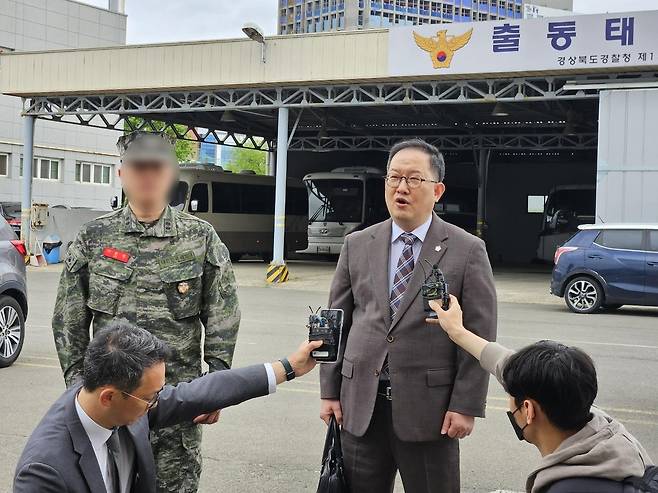 소환 조사 출두한 해병대 제1사단 제7 포병 대대장과 김경호 변호사(오른쪽) sunhyung@yna.co.kr