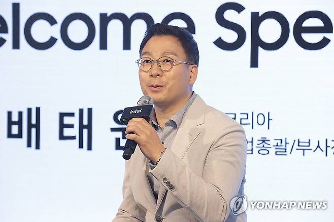 인사말하는 배태원 부사장 (서울=연합뉴스) 강민지 기자 = 배태원 인텔코리아 삼성사업 총괄 부사장이 22일 오후 서울 강남구 레어로우 쇼룸에서 열린 삼성전자 일체형 PC '삼성 올인원 Pro' 출시 기자간담회에서 인사말을 하고 있다. 2024.4.22 mjkang@yna.co.kr