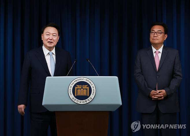 윤석열 대통령, 정진석 신임 비서실장 직접 소개 (서울=연합뉴스) 홍해인 기자 = 윤석열 대통령이 22일 서울 용산 대통령실 청사에서 직접 정진석 신임 대통령 비서실장을 소개하고 있다. 2024.4.22 
    hihong@yna.co.k