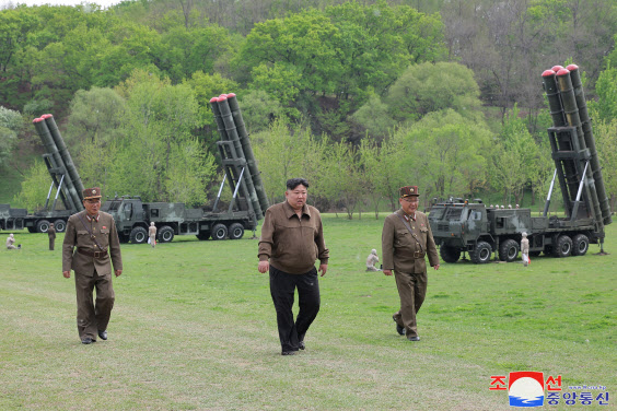 북한이 김정은 국무위원장 지도하에 초대형방사포를 동원한 핵반격가상종합전술훈련을 실시했다고 23일 밝혔다.(사진=조선중앙통신, 연합뉴스)