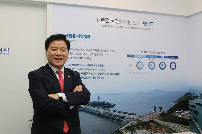 김경안 새만금개발청장이 지난 19일 오후 서울 용산구 동자동 새만금개발청 새만금투자전시관에서 진행된 <뉴스1>과의 인터뷰 후 포즈를 취하고 있는 모습.(새만금개발청 제공)
