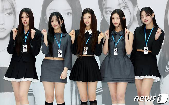 그룹 뉴진스의 혜인(왼쪽부터)과 하니, 다니엘, 해린, 민지가 22일 오전 인천국제공항 1터미널 밀레니엄홀에서 열린 인천공항세관 홍보대사 위촉식에서 홍보대사증을 목에 걸고 포즈를 취하고 있다. 2024.3.22/뉴스1 ⓒ News1 장수영 기자