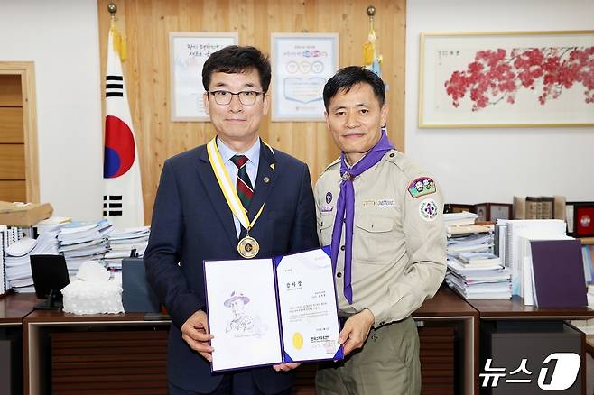 윤건영 충북도교육감이 23일 한국스카우트충북연맹으로부터 감사장을 받았다.(충북교육청 제공)/뉴스1