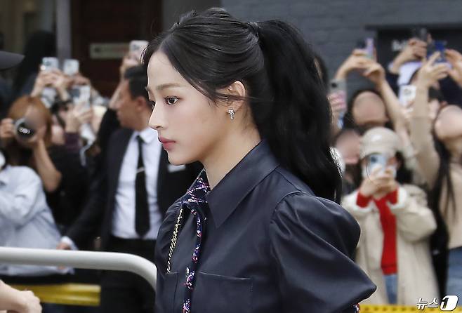 뉴진스 민지가 23일 서울 성동구 한 매장에서 열린 패션브랜드 행사에 참석하고 있다. ⓒ News1 권현진 기자