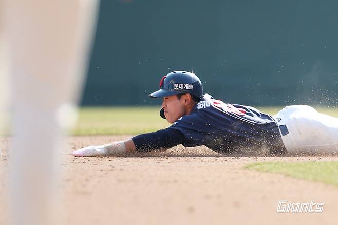 황성빈이 지난달 23일 문학에서 열린 SSG전에서 7회초 대주자로 나와 도루에 성공하고 있는 모습. 사진 | 롯데 자이언츠