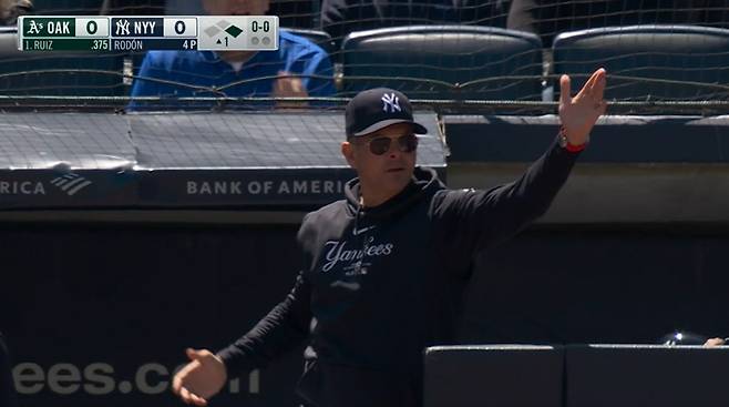 애런 분 양키스 감독이 1회 루이즈에 대한 사구 판정이 나오자 어필하고 있다. 사진=MLB.TV 캡처