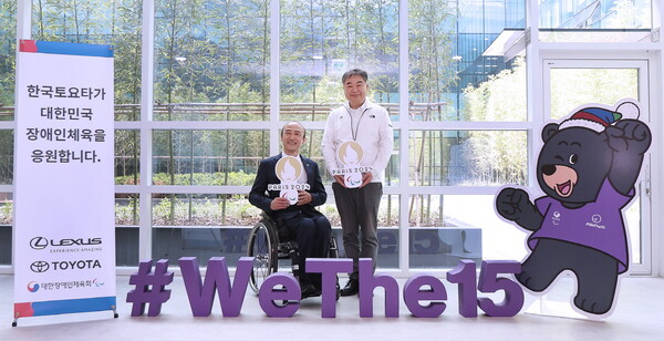 업무협약식에 참석한 정진완 대한장애인체육회 회장(왼쪽)과 콘야마 마나부 한국토요타자동차 사장
