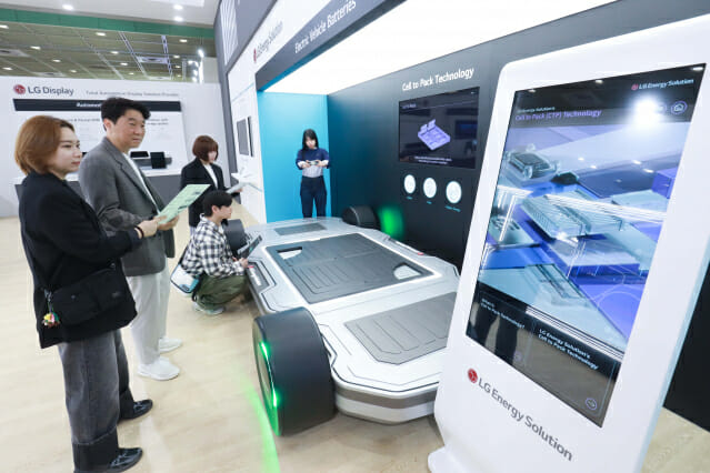 LG가 23일부터 나흘간 서울 삼성동 코엑스에서 개최되는 EVS37 행사에 마련한 LG 계열사 공동 전시관에서 관람객들이 LG에너지솔루션 전기차 배터리 관련 전시품을 관람하고 있다.(사진=LG)