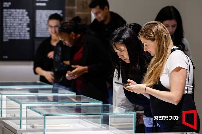 16일 서울 용산구 한글박물관을 찾은 외국인들이 상설 전시실을 둘러보고 있다. 사진=강진형 기자aymsdream@
