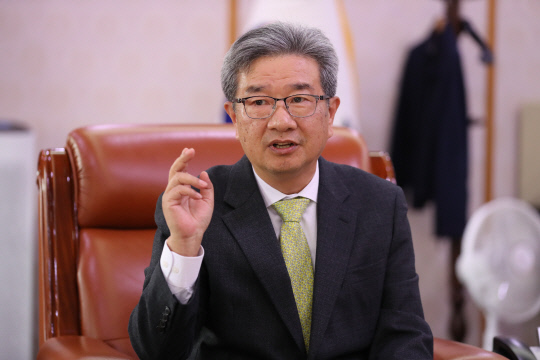 박종훈 대전고등법원장은 "법관의 제1 덕목은 공정과 경청"이라며 "재판 과정은 공정해야 하고, 법관은 당사자들의 주장을 경청해야 한다"고 소신을 말하고 있다. 김영태 기자
