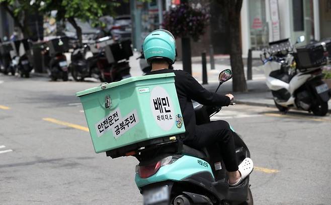 서울 시내에서 배달 노동자가 오토바이를 타고 이동하고 있다. ⓒ뉴시스