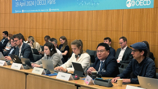 지난 19일 열린 OECD D4SME 회의에서 박윤석(오른쪽 두 번째) 카카오 동반성장 성과리더가 발언하고 있다. 카카오 제공
