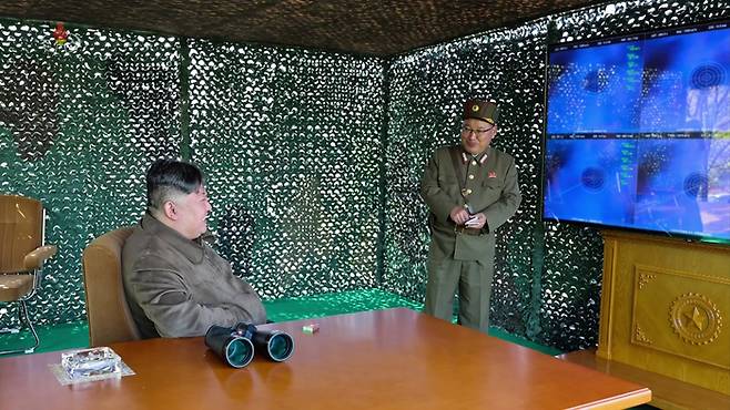 22일 북한이 김정은 국무위원장 지도 하에 초대형방사포를 동원한 핵반격가상종합전술훈련을 실시했다. 사진=조선중앙TV화면/연합뉴스
