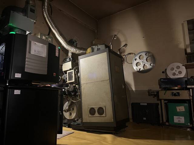 디지털 상영이 일반화되면서 극장의 필름 영사기는 거의 사라졌지만 애관극장 본관(1관) 사실에는 70㎜ 필름 영사기가 아직 남아있다. 김은형 기자