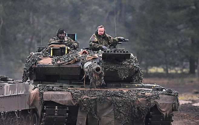 지난해 1월 보리스 피스토리우스 독일 국방부 장관이 노르트라인베스트팔렌주에 있는 군부대를 방문해 독일연방군 주력전차로 우크라이나에도 제공된 레오파르트2에 탑승하고 있다. 로이터 연합뉴스