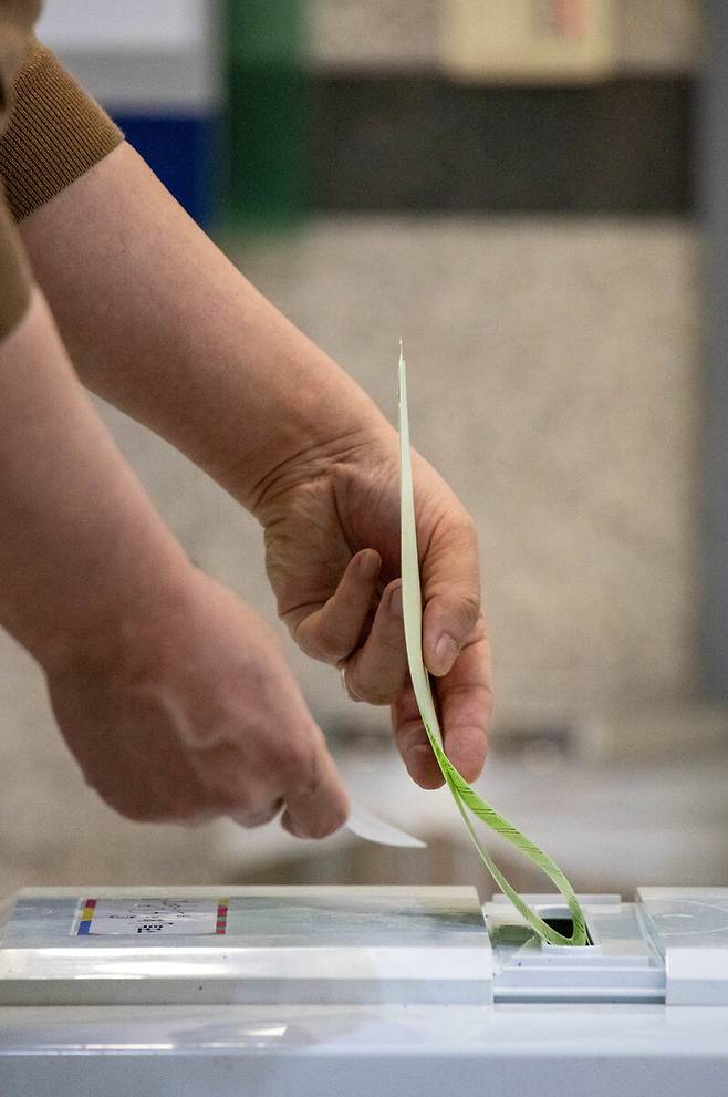 4월 10일 오후 서울 광진구 광진문화예술회관에 설치된 자양동제7투표소에서 시민들이 투표를 하고 있다. 김진수 선임기자 jsk@hani.co.kr