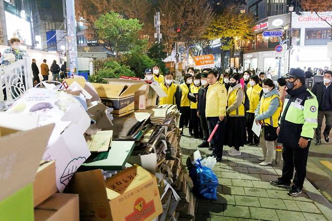쓰레기 더미 앞 박강수 구청장과 관계들 모습. 마포구청 제공