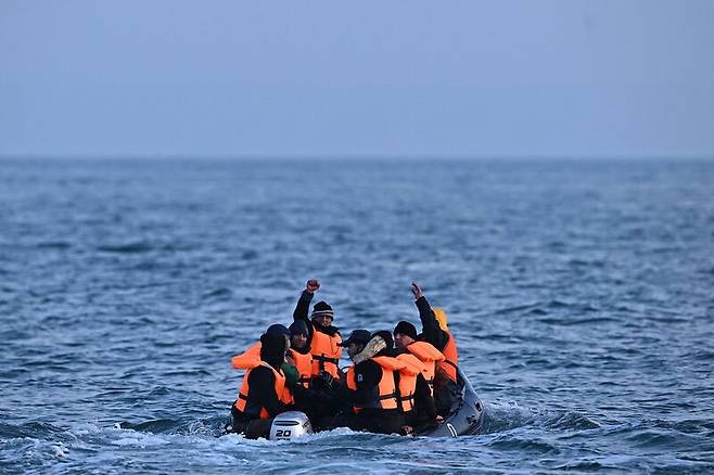 소형 보트를 타고 영국해협을 건너는 이주민들. AFP 연합뉴스