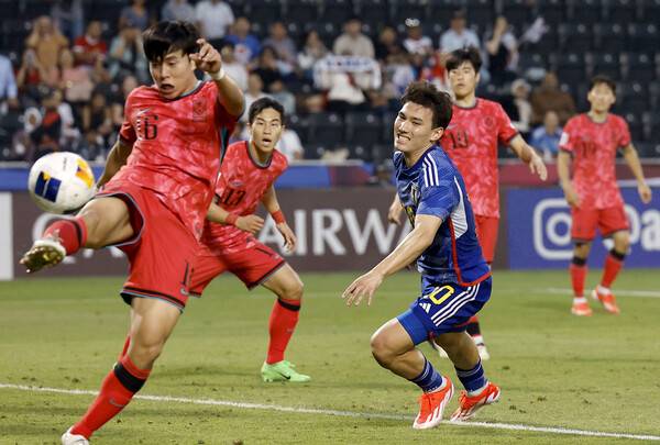 한국의 장시영이 22일 카타르 도하 자심 빈 하마드 스타디움 열린 2024 AFC U-23 아시안컵 조별리그 B조 3차전 일본과 경기에서 공을 걷어내고 있다. 도하/교도 연합뉴스