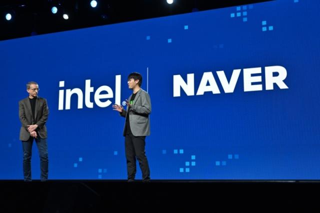 '인텔 비전 2024' 행사에서 팻 겔싱어 CEO와 네이버클라우드 하정우 AI 이노베이션 센터장이 양사 협력사항에 관한 대담을 나누고 있다. 네이버클라우드 제공
