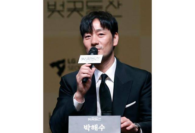 23일 서울 강서구에 위치한 LG아트센터 LG시그니쳐 홀에서는 연극 '벚꽃동산' 제작발표회가 개최됐다. 행사에는 전도연 박해수 손상규와 연출을 맡은 사이먼 스톤, 무대 디자이너 사울킴, LG아트센터장 이현정이 참석해 작품에 대한 이야기를 나눴다. 뉴스1
