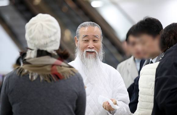 천공(본명 이천공)이 의대 정원 증원에 반발하는 의료계를 지적했다. 사진은 천공이 지난 1월 17일 오후 제주국제공항 3층에서 수행원 및 지인들과 탑승 수속장으로 이동하고 있는 모습. [사진=뉴시스]