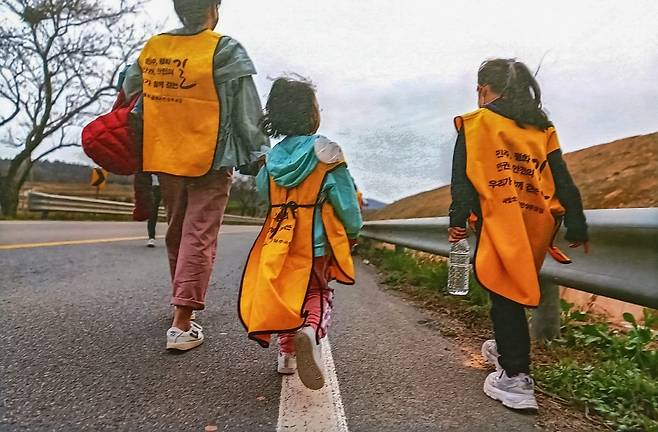 ‘함께 걷는 길, 2023년 3월 25일, 진도군 임회면’(2024)