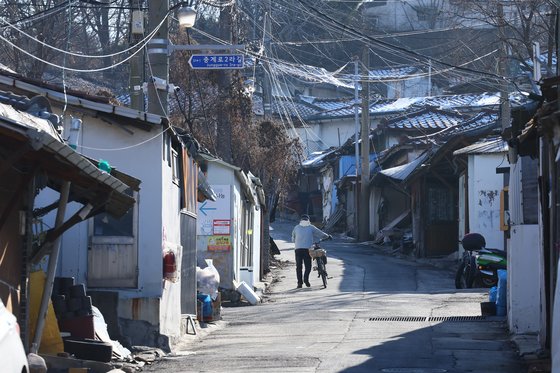 서울시 노원구 백사마을에서 한 주민이 자전거를 끌고 오르막길을 걷고 있다. 중앙포토