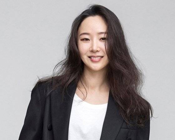걸그룹 뉴진스를 프로듀싱한 민희진 대표는 SM의 크리에이티브 디렉터 출신이다. 어도어 대표로 부임하기 전 HYBE CBO를 역임했다.