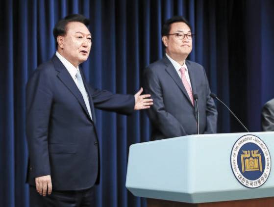 윤석열 대통령이 22일 용산 대통령실 청사 브리핑룸에서 신임 대통령 비서실장에 임명한 정진석 의원을 소개하고 있다. 뉴스1