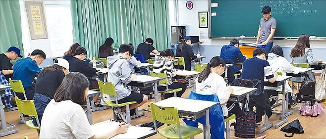 청소년 경제·금융 이해력 시험 주니어 테샛에 응시한 학생들이 문제를 풀고 있다.  한경DB