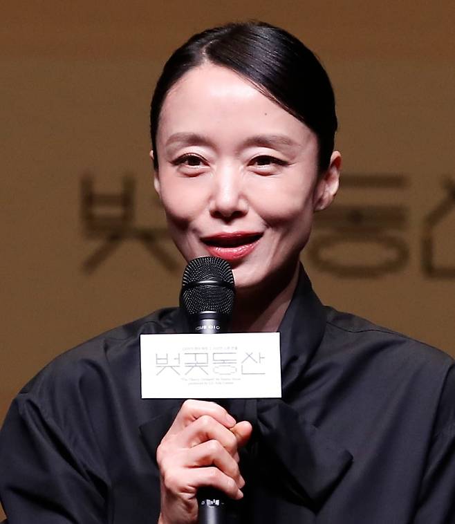 배우 전도연이 23일 서울 강서구 LG아트센터 서울에서 열린 ‘벚꽃동산’ 제작발표회에서 인사말을 하고 있다. /사진=뉴스1